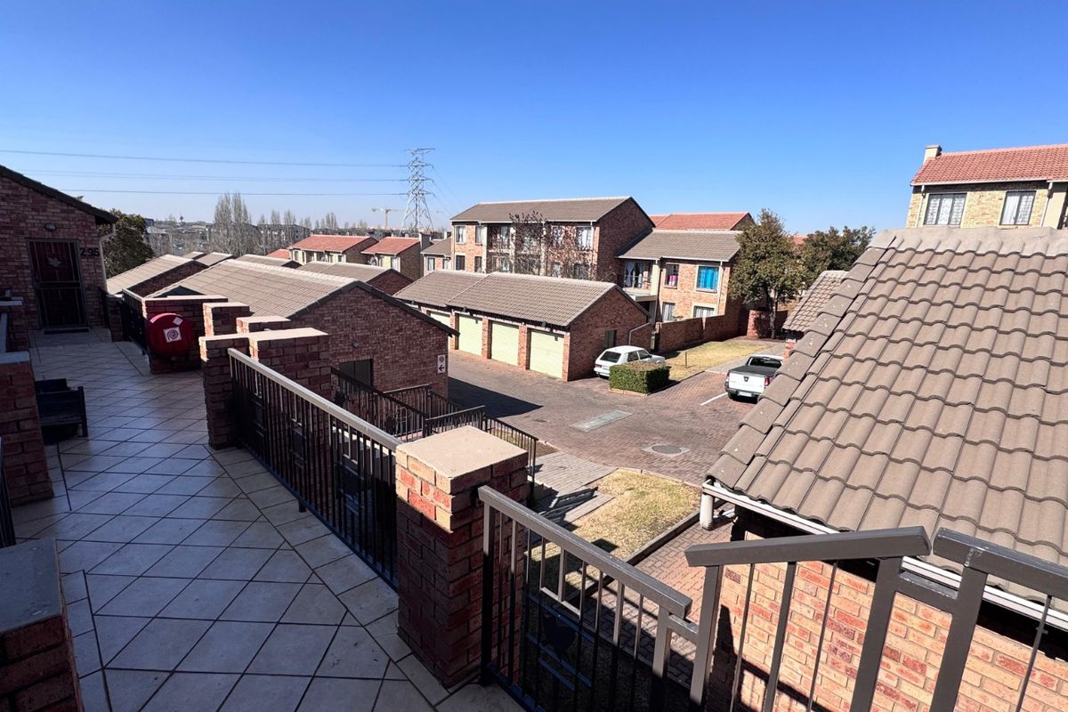 Modern 2-Bedroom Apartment in Secure Eco Park Estate  - Photo 3