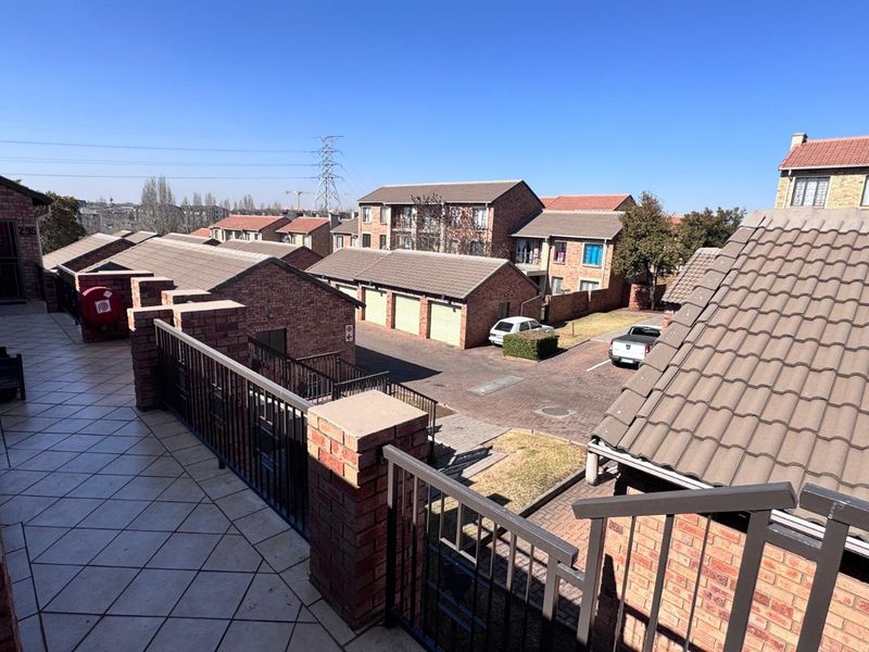 Modern 2-Bedroom Apartment in Secure Eco Park Estate  - Photo 3