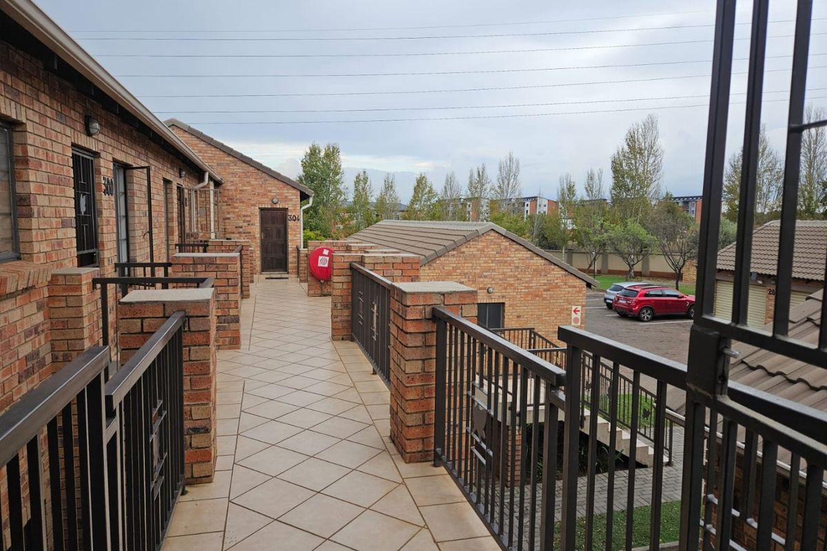 Modern 2-Bedroom Apartment in Secure Eco Park Estate  - Photo 2