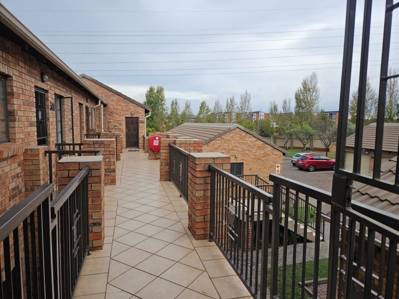 Modern 2-Bedroom Apartment in Secure Eco Park Estate  - Photo 2