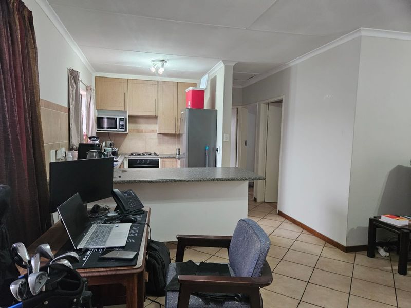 Modern 2-Bedroom Apartment in Secure Eco Park Estate  - Photo 9