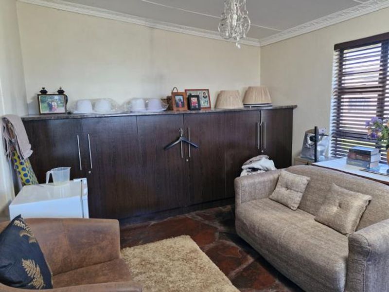 5 BEDROOM HOUSE FOR SALE IN SUNNYRIDGE - Photo 8