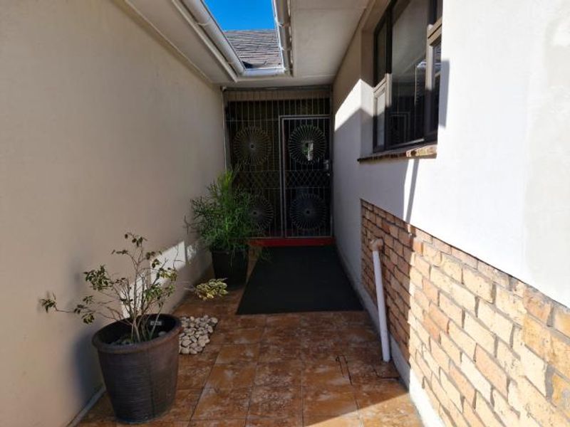 5 BEDROOM HOUSE FOR SALE IN SUNNYRIDGE - Photo 4