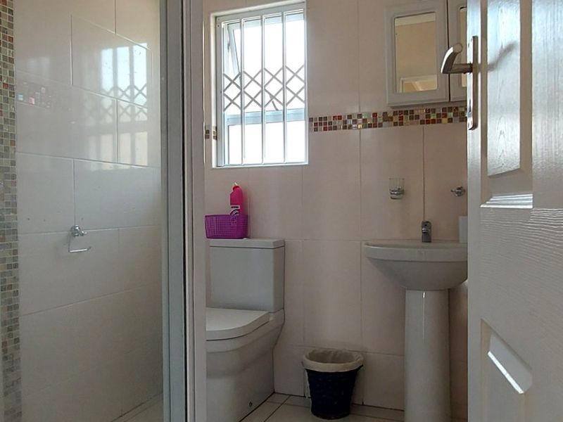 Modern 3-Bedroom Townhouse for Sale in Cambridge West - Photo 5