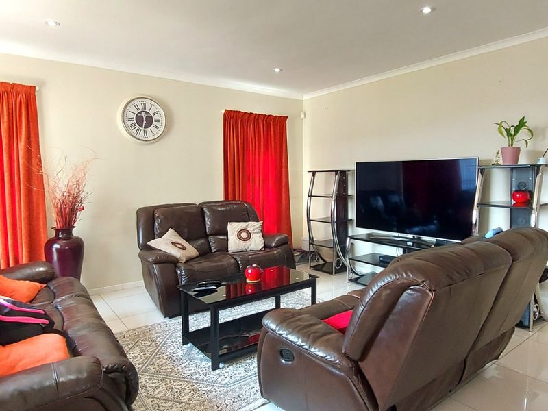 Modern 3-Bedroom Townhouse for Sale in Cambridge West - Photo 4