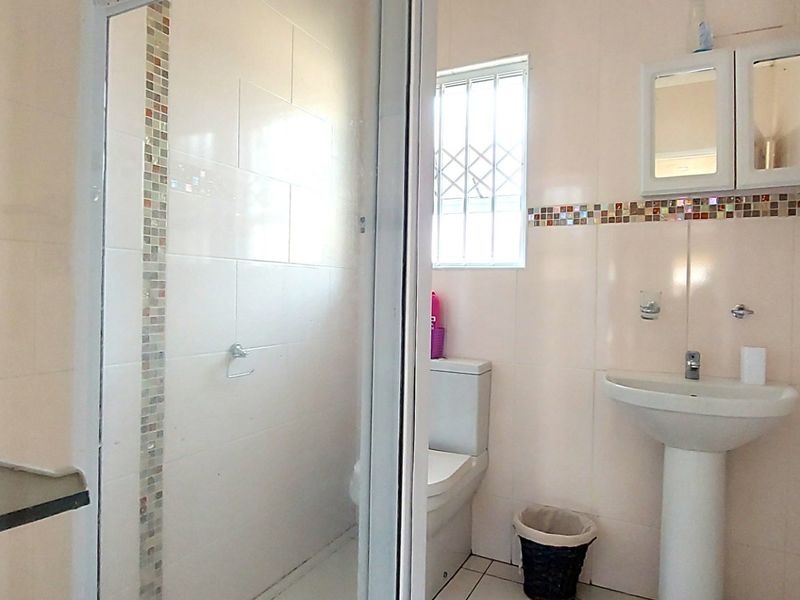 Modern 3-Bedroom Townhouse for Sale in Cambridge West - Photo 7