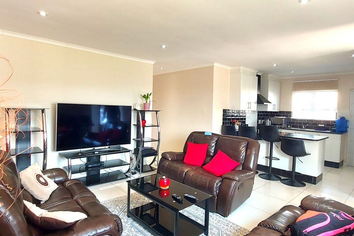 Modern 3-Bedroom Townhouse for Sale in Cambridge West - Photo 3