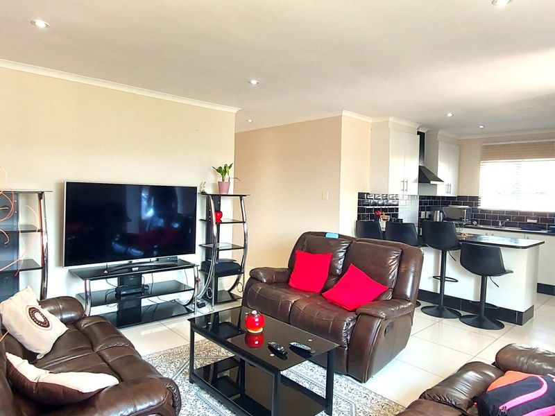 Modern 3-Bedroom Townhouse for Sale in Cambridge West - Photo 3