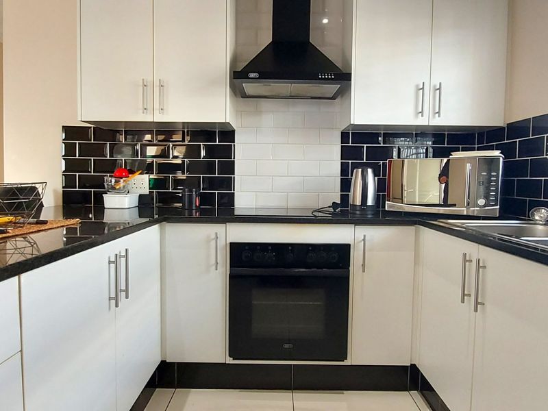 Modern 3-Bedroom Townhouse for Sale in Cambridge West - Photo 2