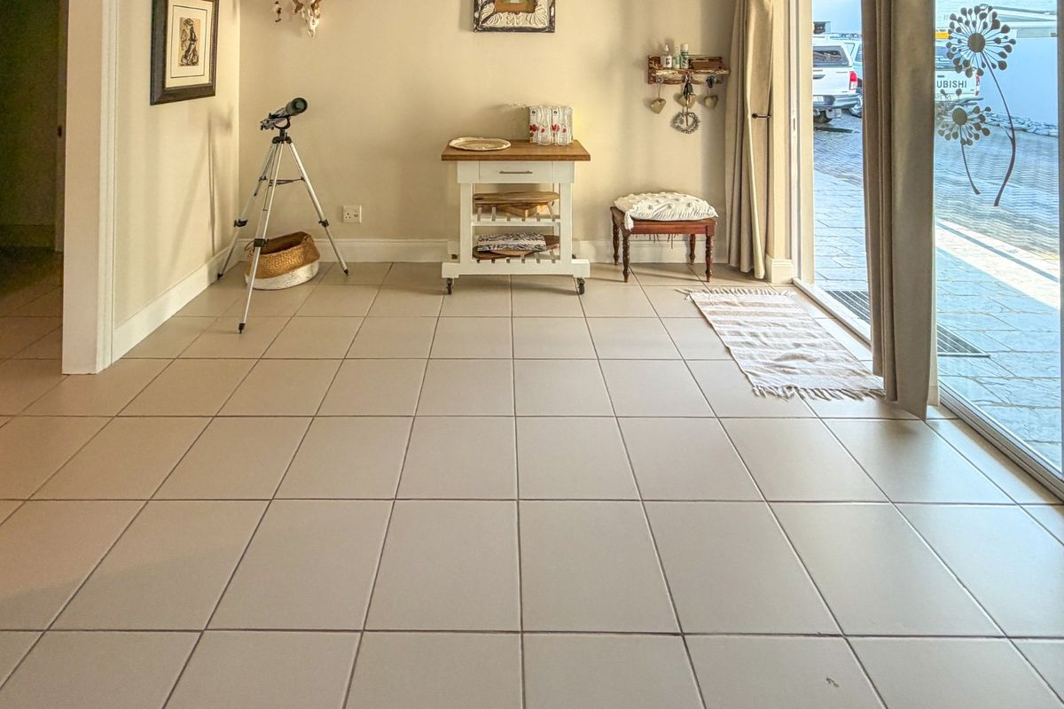 Elegant Upmarket Coastal Family Living in 4 Bedroom Home in Highly regarded enclave in Gonubie - Photo 3