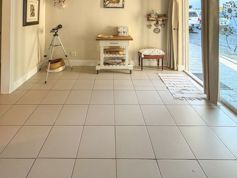 Elegant Upmarket Coastal Family Living in 4 Bedroom Home in Highly regarded enclave in Gonubie - Photo 3