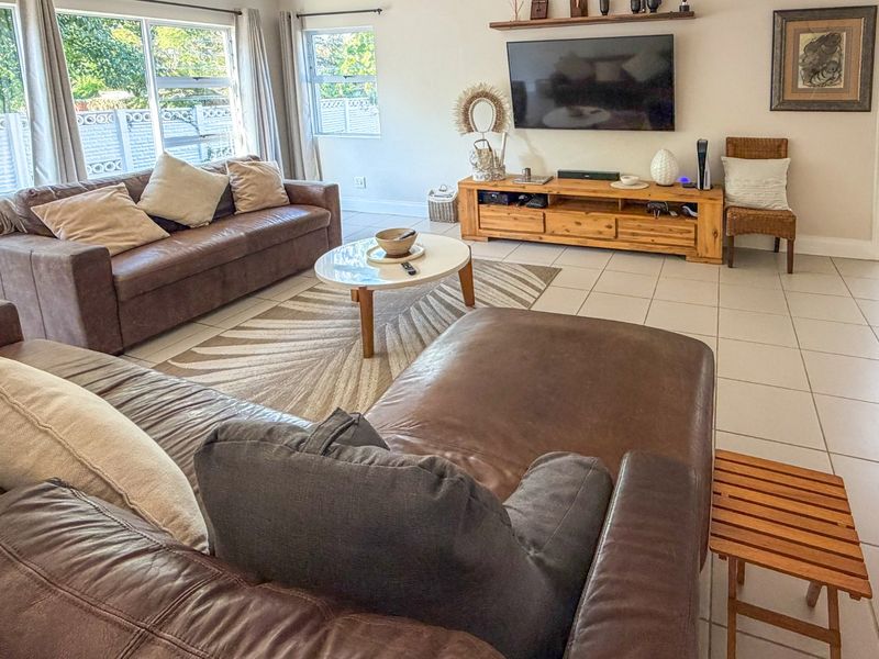 Elegant Upmarket Coastal Family Living in 4 Bedroom Home in Highly regarded enclave in Gonubie - Photo 6