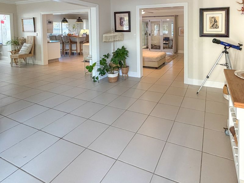 Elegant Upmarket Coastal Family Living in 4 Bedroom Home in Highly regarded enclave in Gonubie - Photo 4