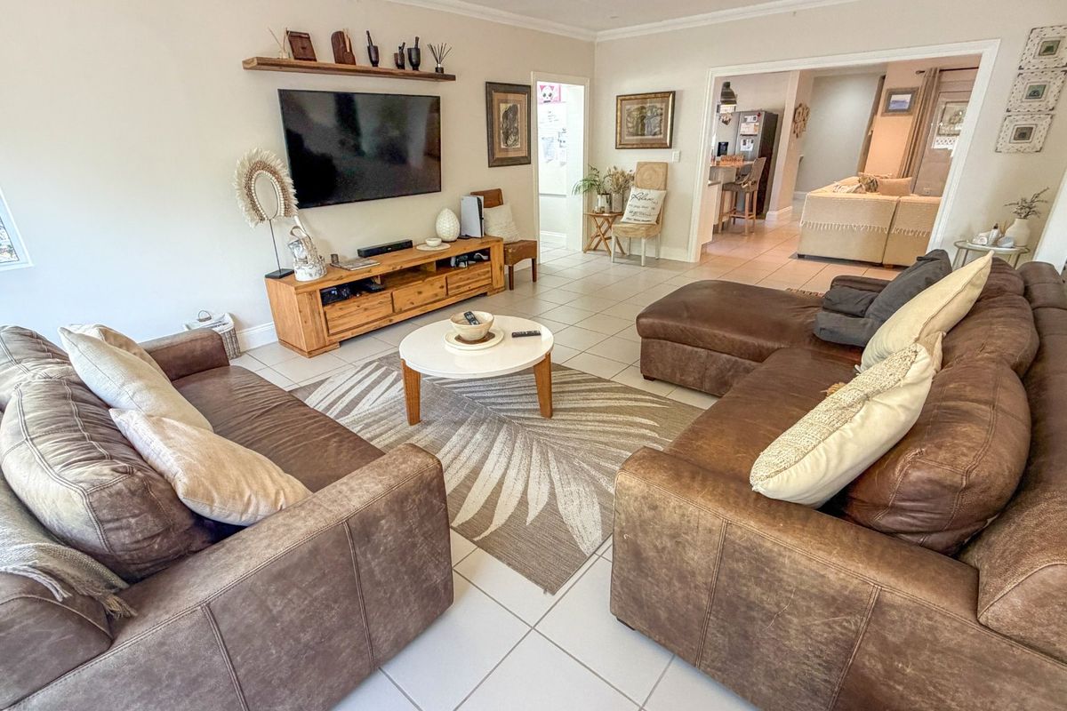 Elegant Upmarket Coastal Family Living in 4 Bedroom Home in Highly regarded enclave in Gonubie - Photo 5