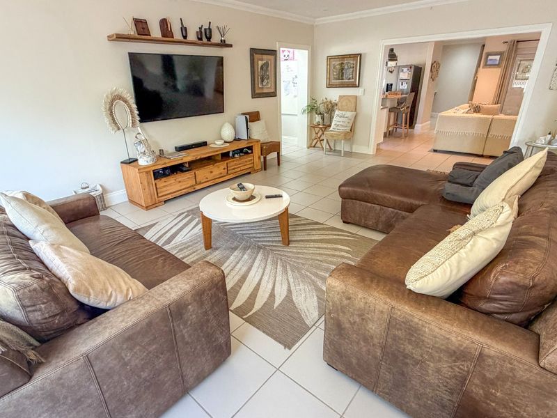 Elegant Upmarket Coastal Family Living in 4 Bedroom Home in Highly regarded enclave in Gonubie - Photo 5