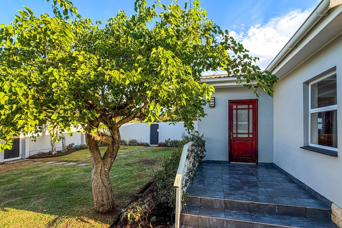 Elegant Upmarket Coastal Family Living in 4 Bedroom Home in Highly regarded enclave in Gonubie - Photo 2