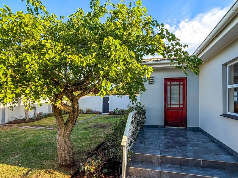 Elegant Upmarket Coastal Family Living in 4 Bedroom Home in Highly regarded enclave in Gonubie - Photo 2