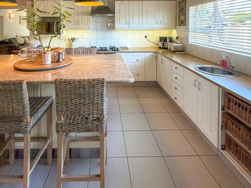 Elegant Upmarket Coastal Family Living in 4 Bedroom Home in Highly regarded enclave in Gonubie - Photo 10