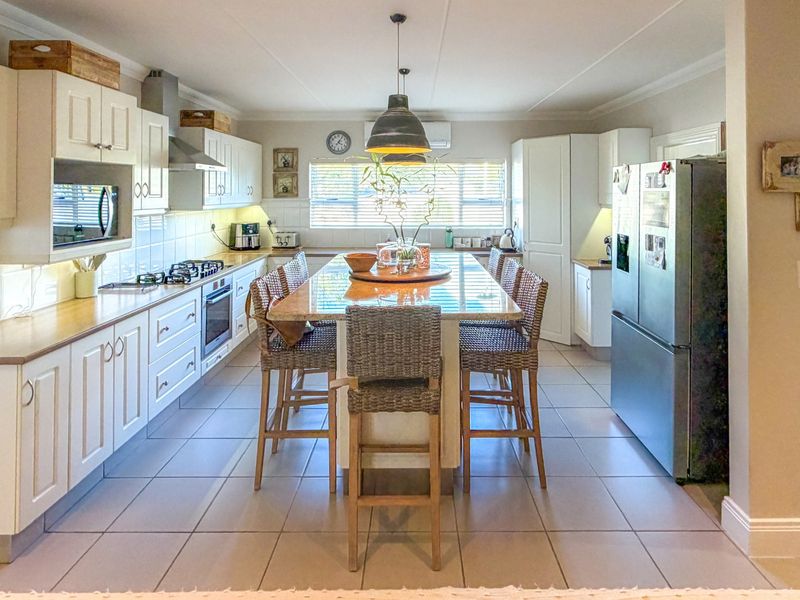 Elegant Upmarket Coastal Family Living in 4 Bedroom Home in Highly regarded enclave in Gonubie - Photo 9