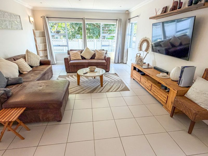 Elegant Upmarket Coastal Family Living in 4 Bedroom Home in Highly regarded enclave in Gonubie - Photo 7