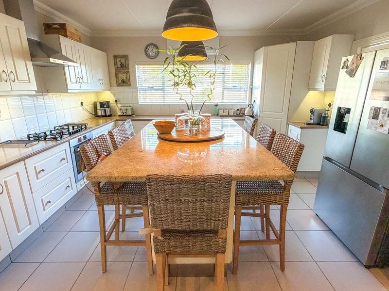 Elegant Upmarket Coastal Family Living in 4 Bedroom Home in Highly regarded enclave in Gonubie - Photo 8