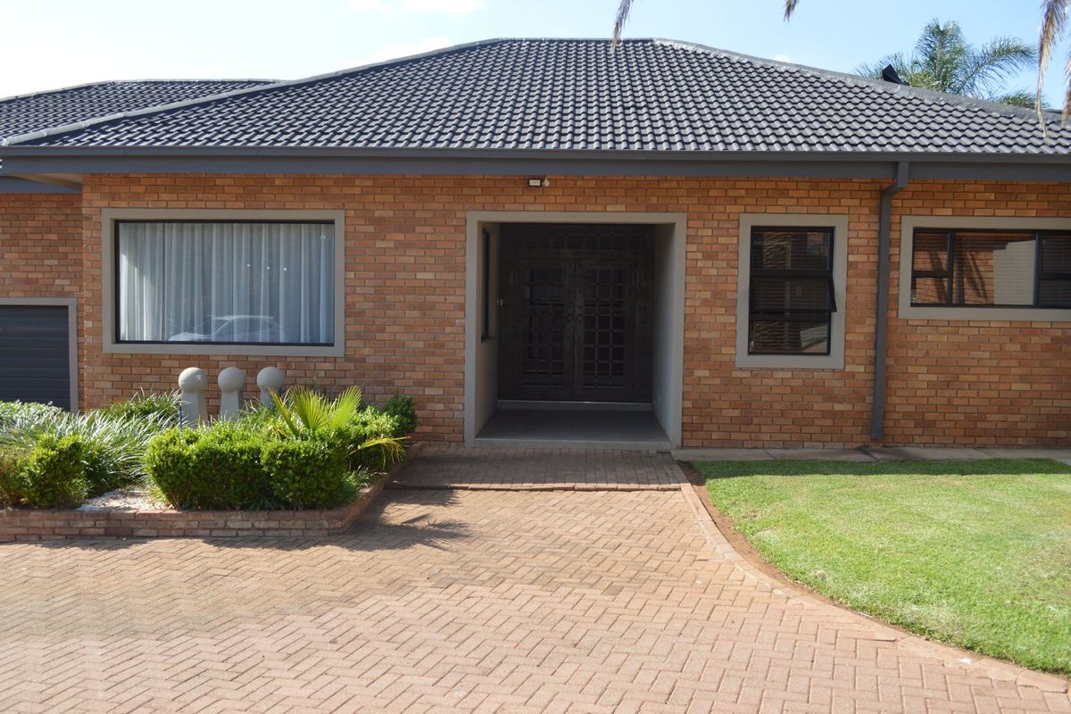 First Time on the Market in Years – An Exclusive Masterpiece in Prestigious Wilkoppies SOLE AND EXCLUSIVE MANDATE - Photo 4