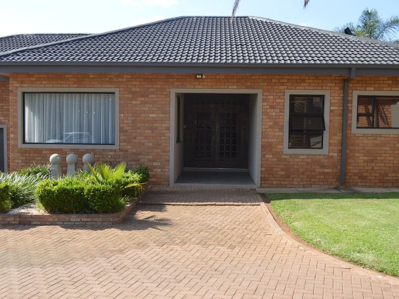 First Time on the Market in Years – An Exclusive Masterpiece in Prestigious Wilkoppies SOLE AND EXCLUSIVE MANDATE - Photo 4