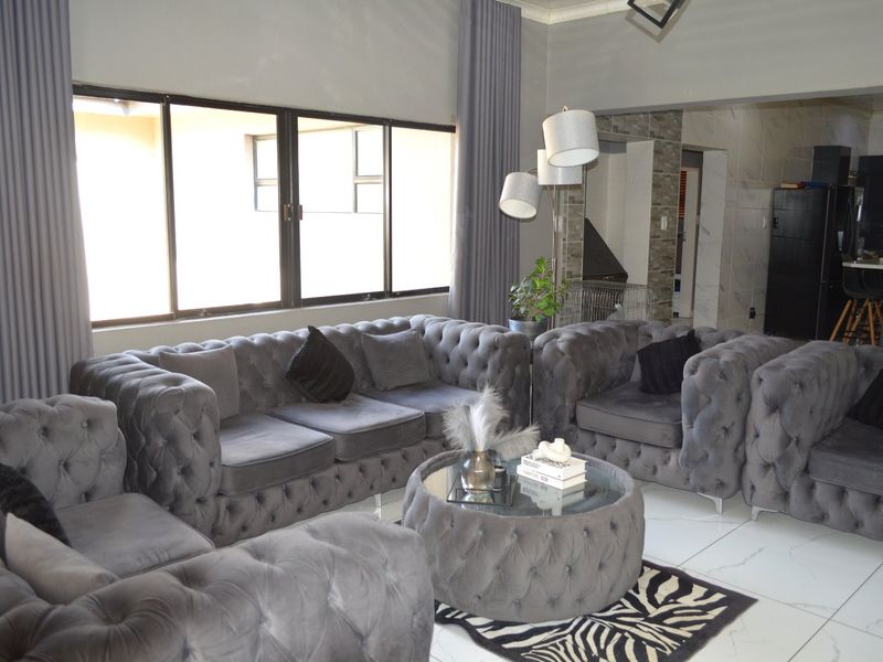First Time on the Market in Years – An Exclusive Masterpiece in Prestigious Wilkoppies SOLE AND EXCLUSIVE MANDATE - Photo 9