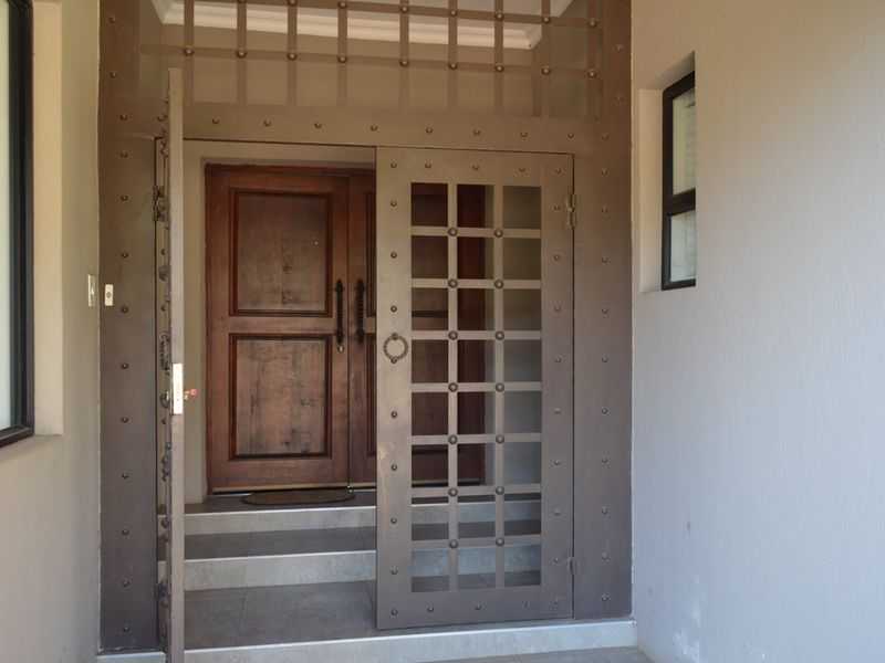 First Time on the Market in Years – An Exclusive Masterpiece in Prestigious Wilkoppies SOLE AND EXCLUSIVE MANDATE - Photo 6