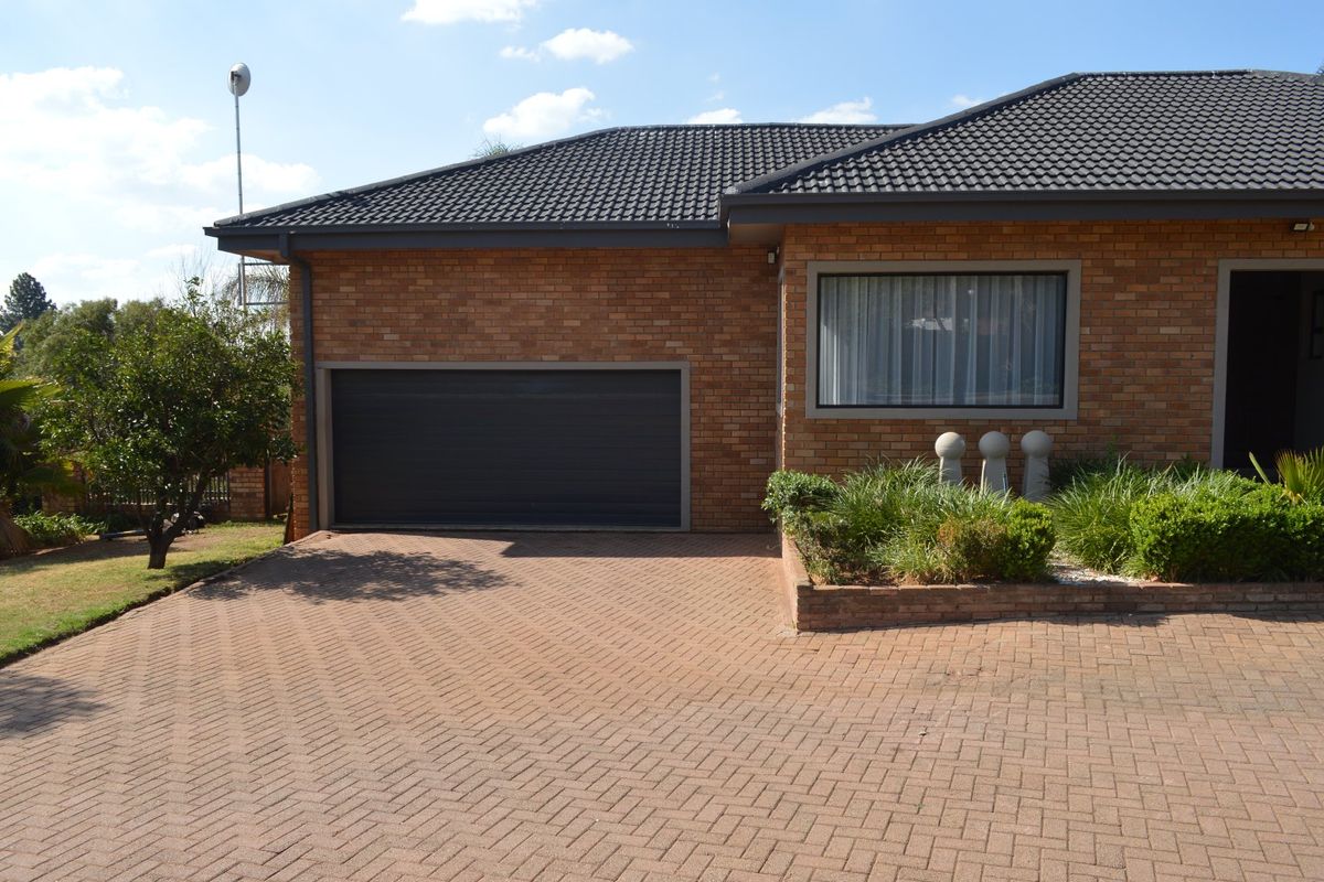 First Time on the Market in Years – An Exclusive Masterpiece in Prestigious Wilkoppies SOLE AND EXCLUSIVE MANDATE - Photo 3