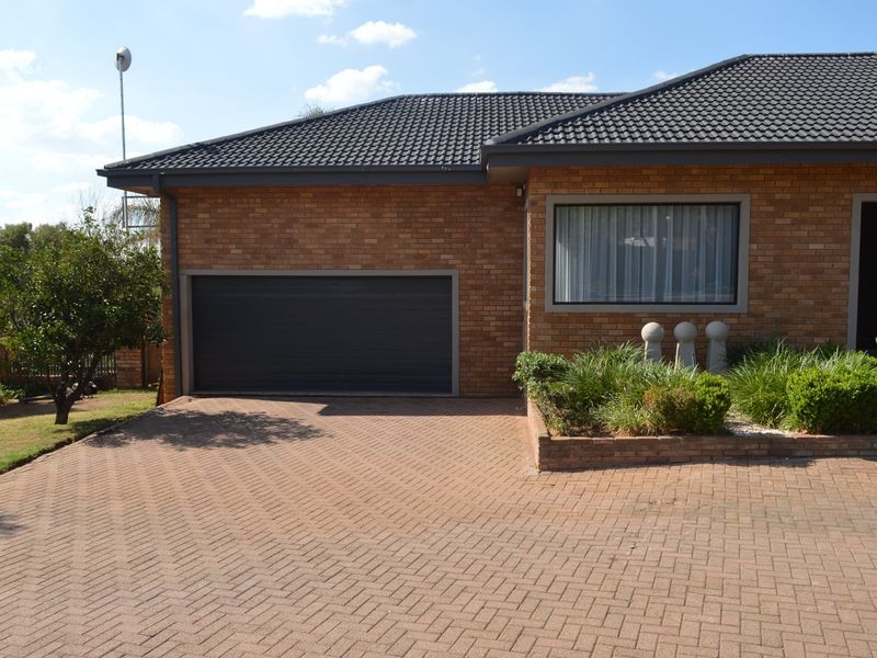 First Time on the Market in Years – An Exclusive Masterpiece in Prestigious Wilkoppies SOLE AND EXCLUSIVE MANDATE - Photo 3