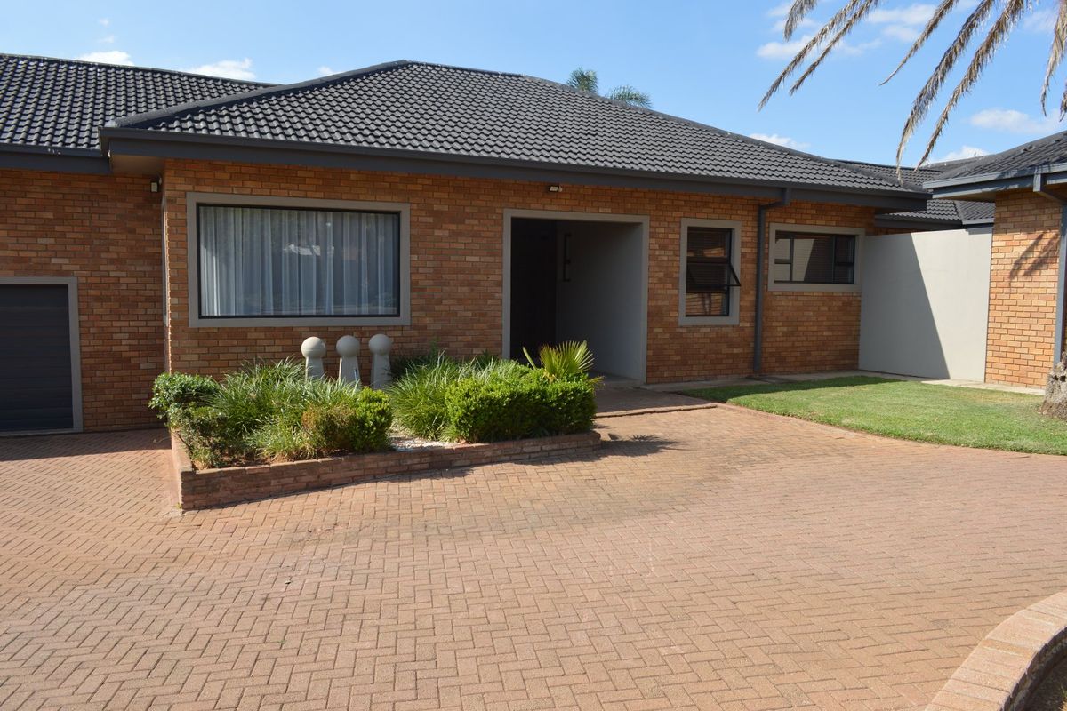 First Time on the Market in Years – An Exclusive Masterpiece in Prestigious Wilkoppies SOLE AND EXCLUSIVE MANDATE - Photo 2
