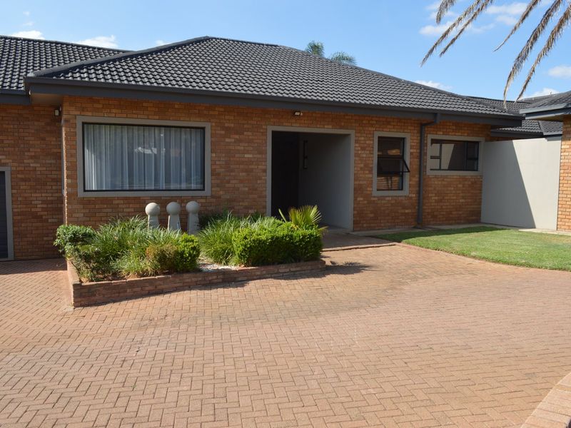 First Time on the Market in Years – An Exclusive Masterpiece in Prestigious Wilkoppies SOLE AND EXCLUSIVE MANDATE - Photo 2