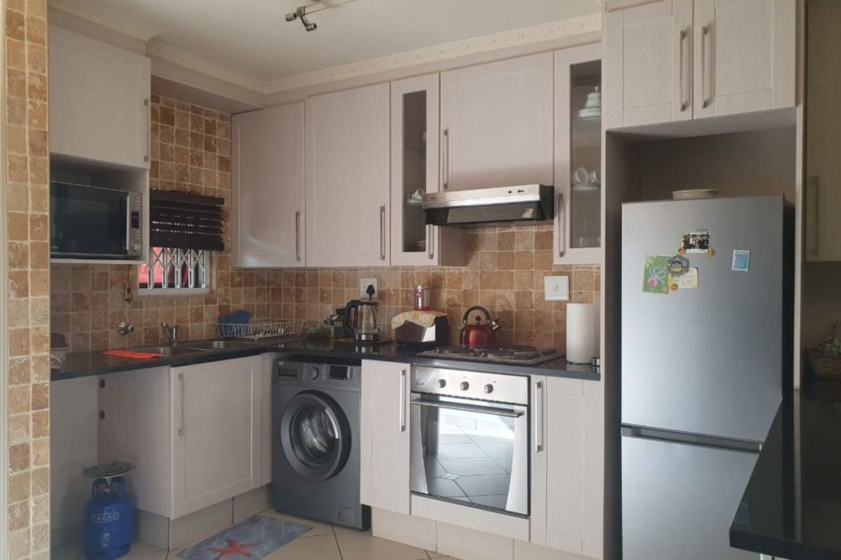 Stunning Edenvale Townhouse with Fibre Living - Photo 4