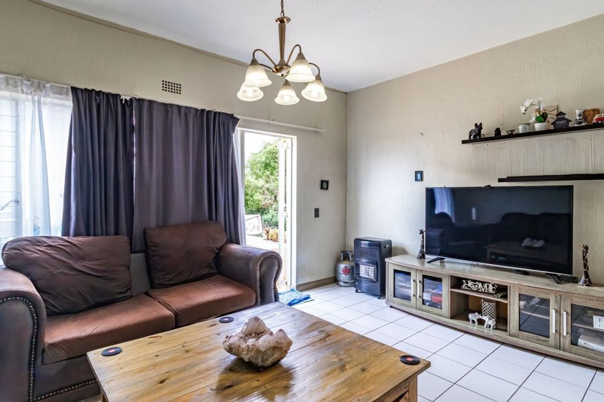 Sunnyrock Townhouse with fibre and security - Photo 3
