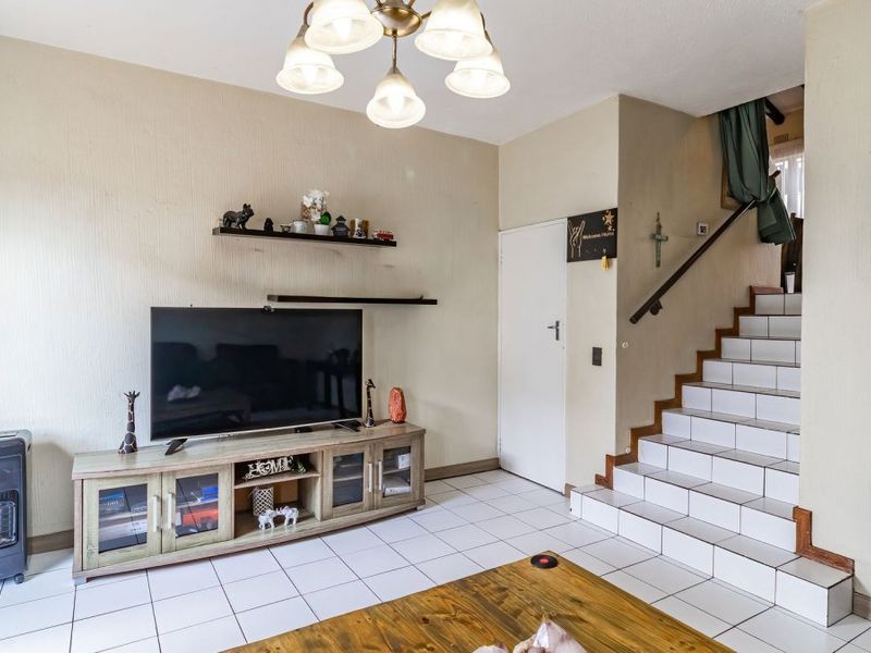 Sunnyrock Townhouse with fibre and security - Photo 5