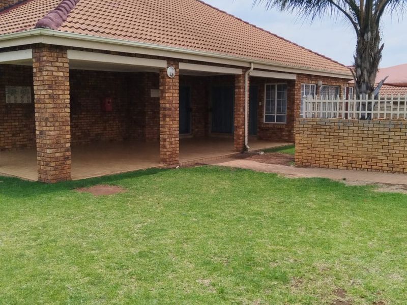 VERY NEAT TOWNHOUSE! AVAILABLE NOW!! - Photo 2