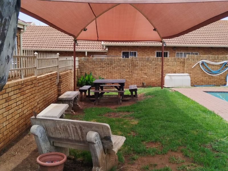 VERY NEAT TOWNHOUSE! AVAILABLE NOW!! - Photo 3