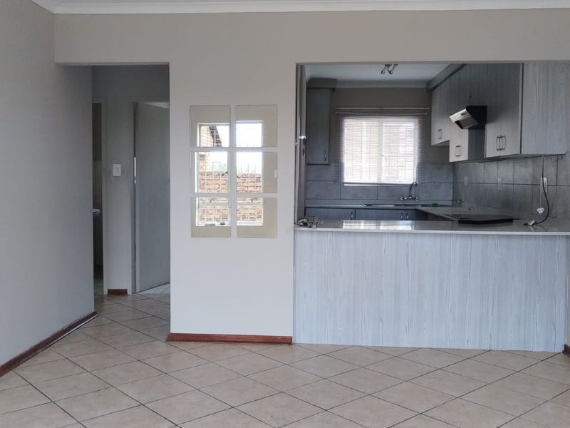 VERY NEAT TOWNHOUSE! AVAILABLE NOW!! - Photo 9