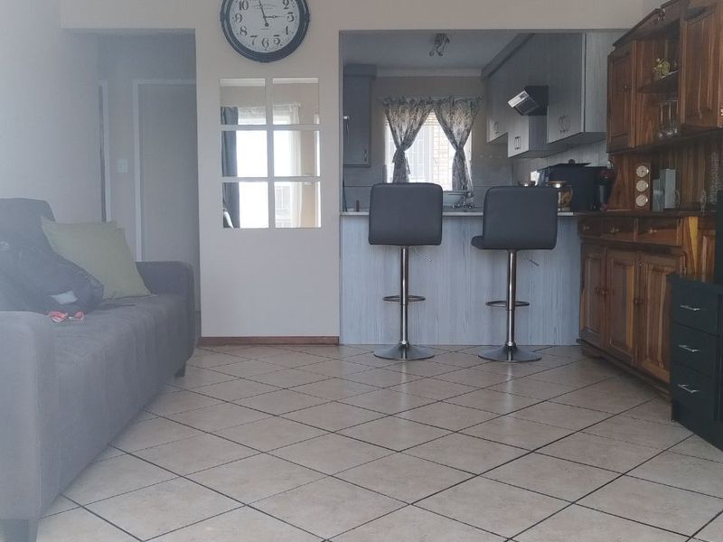 VERY NEAT TOWNHOUSE! AVAILABLE NOW!! - Photo 8