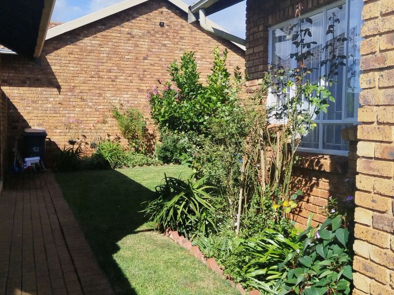 VERY NEAT TOWNHOUSE! AVAILABLE NOW!! - Photo 7