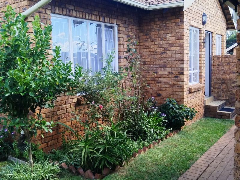 VERY NEAT TOWNHOUSE! AVAILABLE NOW!! - Photo 6