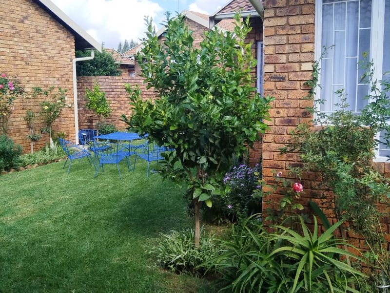 VERY NEAT TOWNHOUSE! AVAILABLE NOW!! - Photo 4