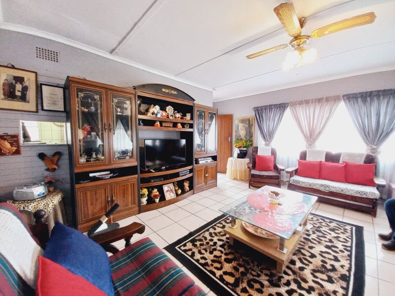 Charming Klopperpark Home with Fibre Ready Living - Photo 3