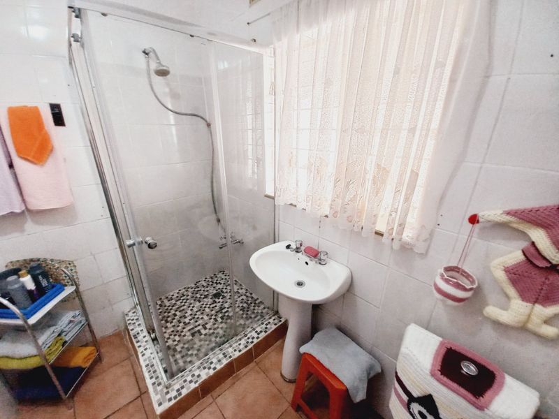 Charming Klopperpark Home with Fibre Ready Living - Photo 10