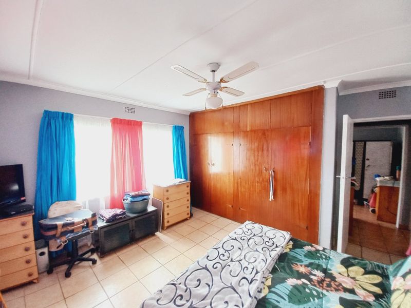 Charming Klopperpark Home with Fibre Ready Living - Photo 9