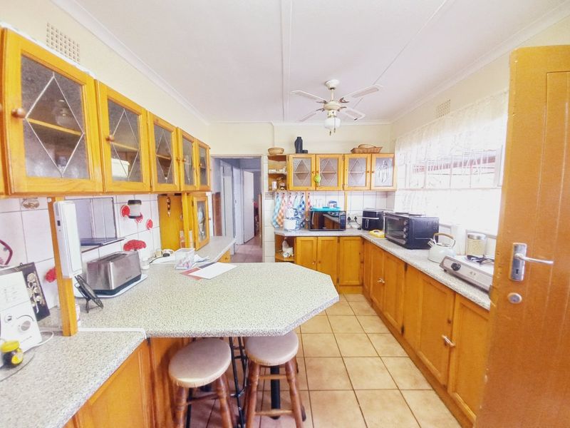 Charming Klopperpark Home with Fibre Ready Living - Photo 7