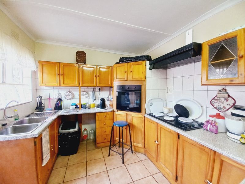 Charming Klopperpark Home with Fibre Ready Living - Photo 6