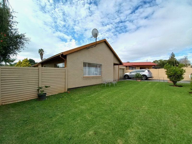 Charming Klopperpark Home with Fibre Ready Living - Photo 2