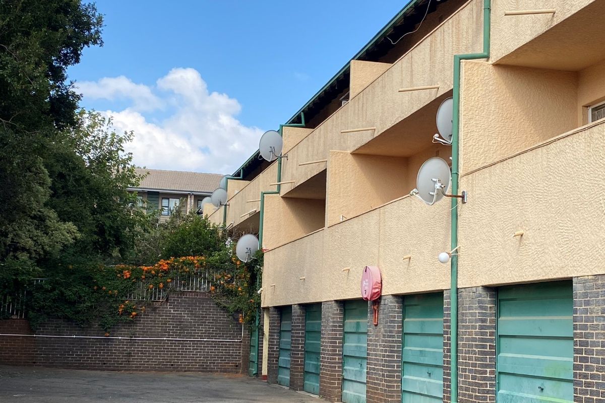 1 Bed, One Bath Spacious Apartment in the Heart of Windsor East - Photo 2